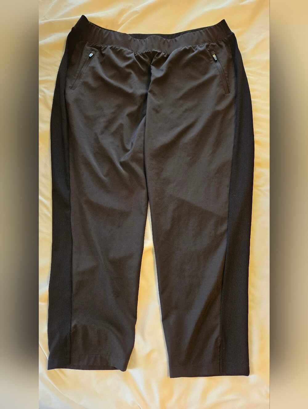 Lane Bryant LIVI Black Cropped Jogger Pants Size 2X (18/20) - Picture 3 of 8